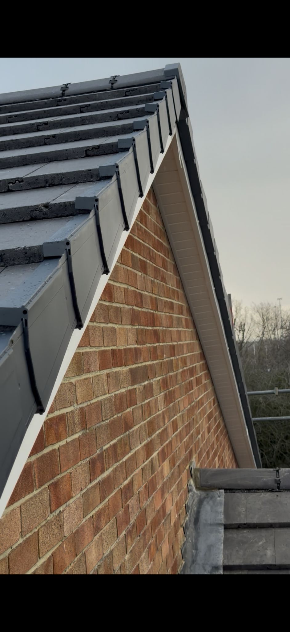 Dry verge system